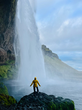 Seljalandsfoss, Ilenia in piedi su un masso con la cascata sullo sfondo