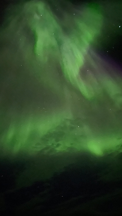 Aurora Boreale nel suo momento più luminoso, di colore verde, in Islanda 