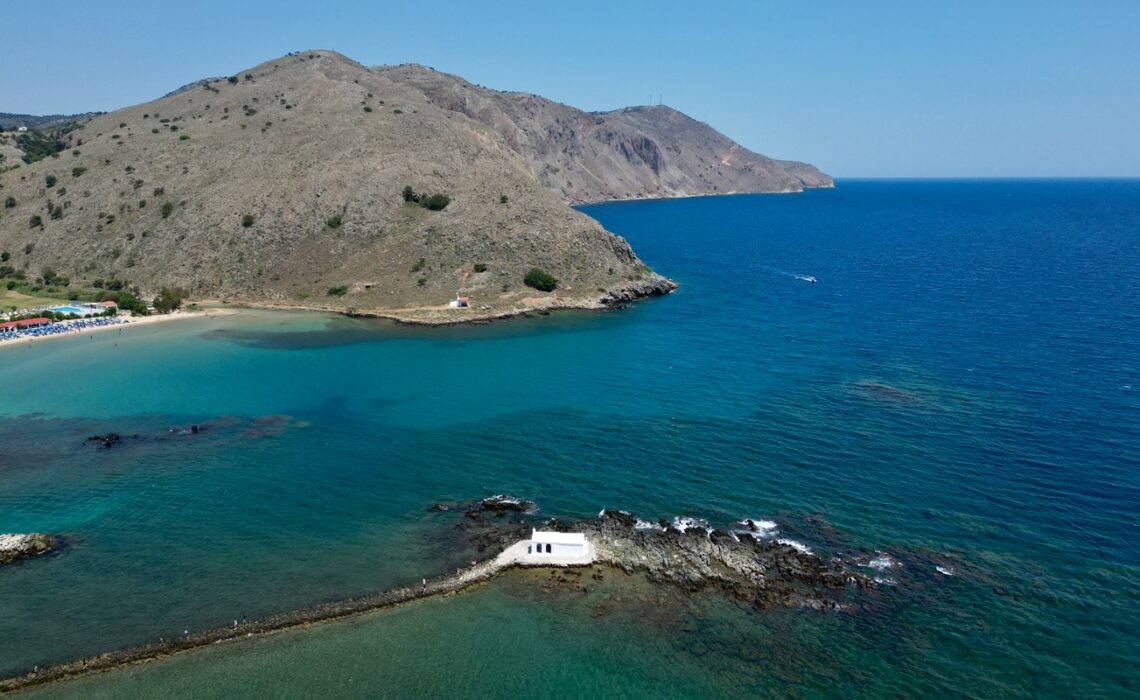 Creta, si vede il mare dall'alto e una chiesetta al centro in mezzo al mare