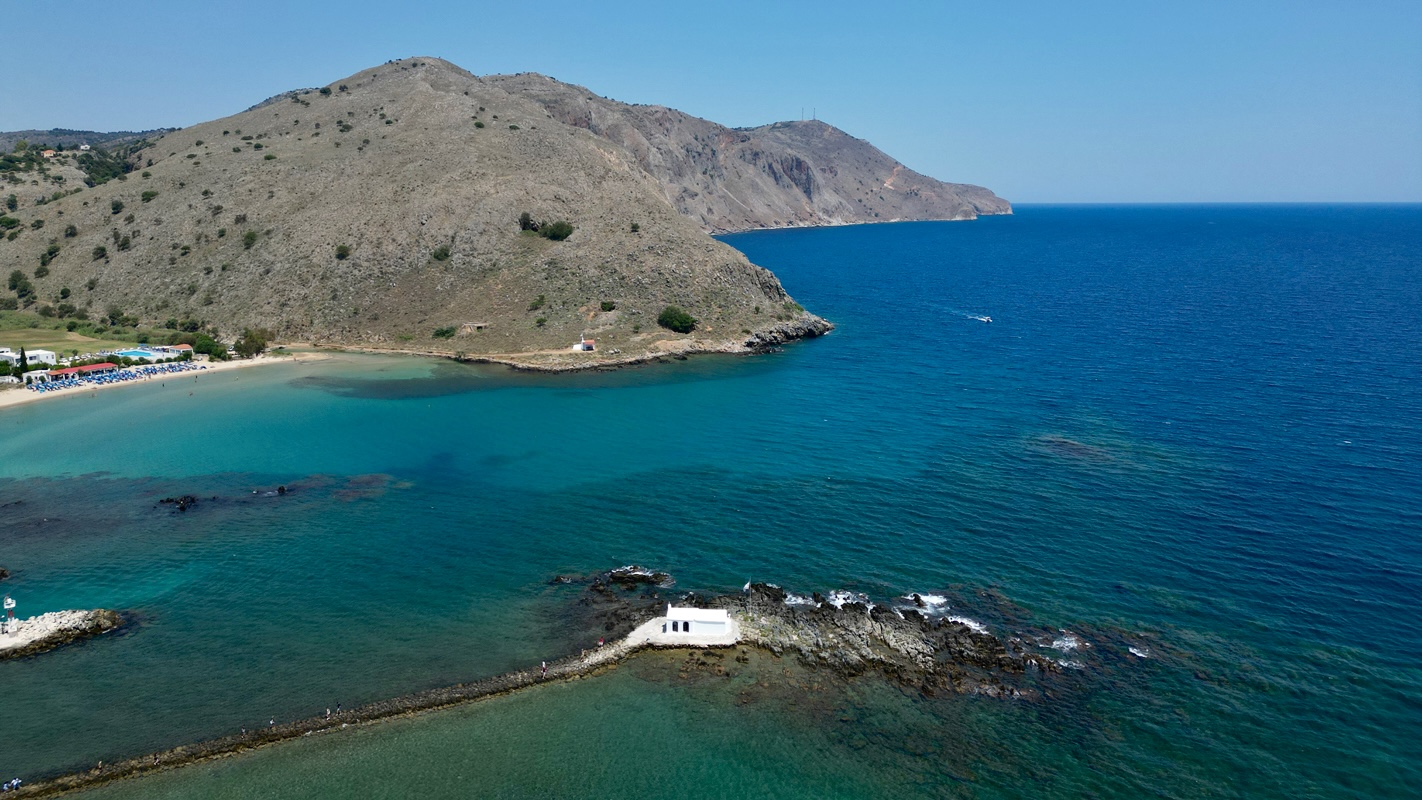 Creta, si vede il mare dall'alto e una chiesetta al centro in mezzo al mare